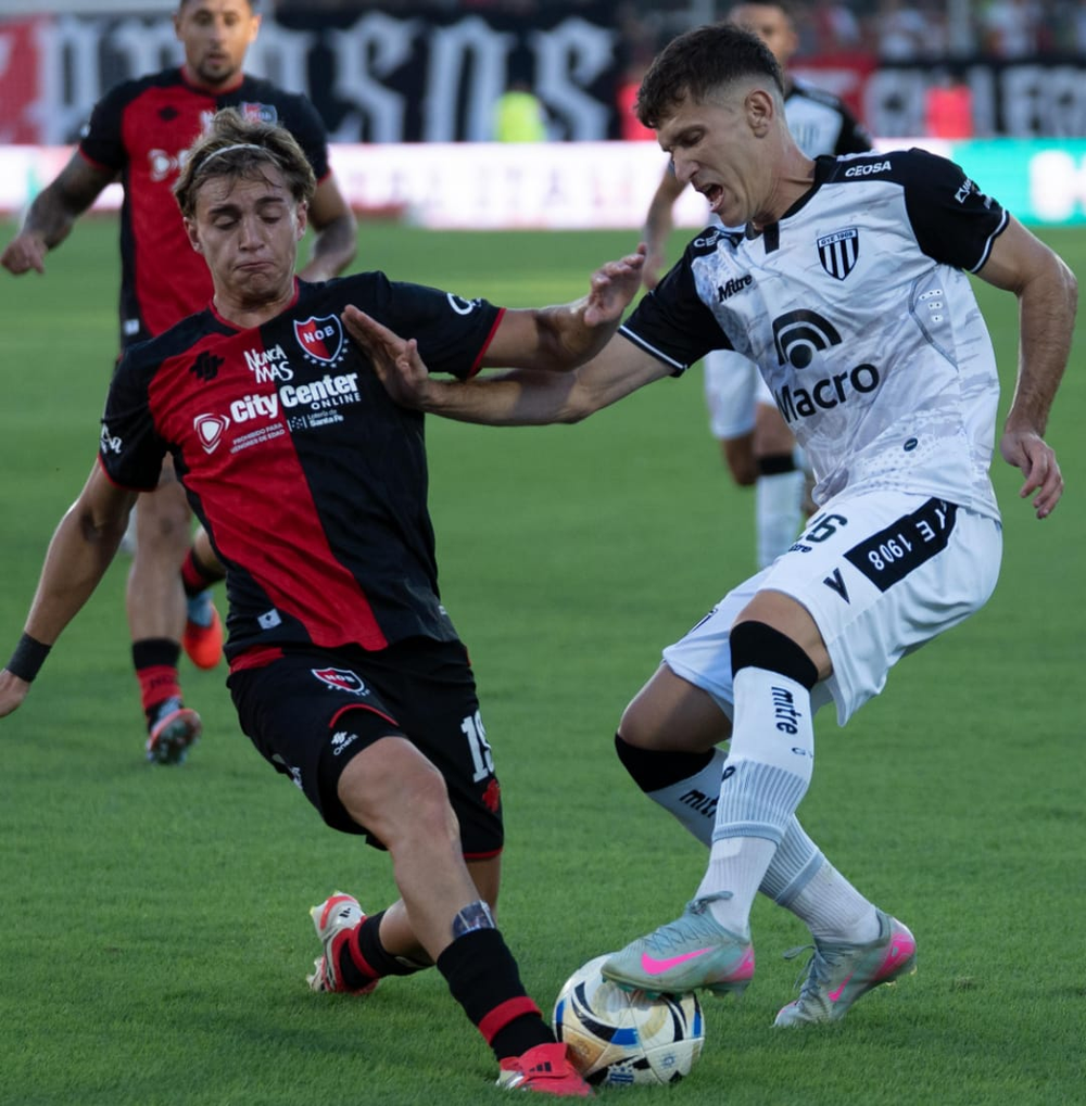 Facundo Lencioni una de la figuras del Lobo en el duelo frente a la Lepra rosarina.&nbsp;