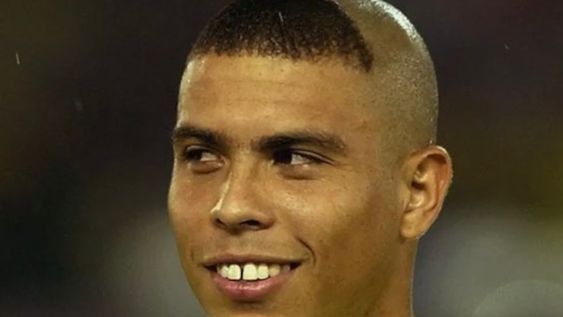 El histórico goleador brasileño recordó el título de Corea-Japón y se refirió a su llamativo corte de pelo, con un flequillo en medio de la pelada. / Gentileza.