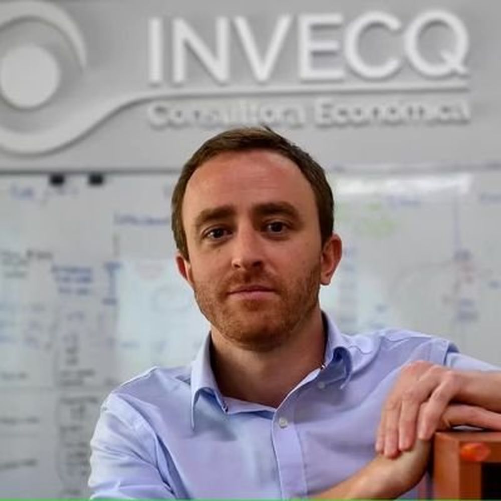 Mat&iacute;as Surt, profesor de Crecimiento Econ&oacute;mico en la Universidad de Buenos Aires, y M&aacute;ster en Econom&iacute;a en la Universidad del CEMA, donde es profesor de Macroeconom&iacute;a; director y economista Jefe de Invecq Consultora Econ&oacute;mica.