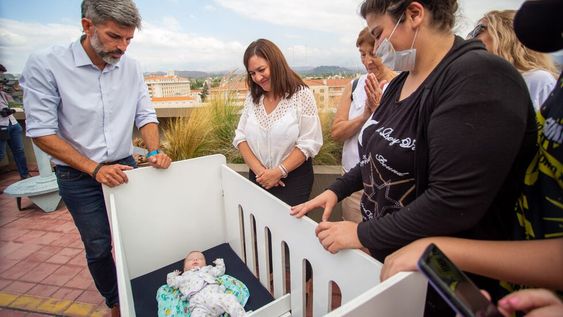 Se realizó la entrega de cunas para ayudar a familias con bebés prematuros