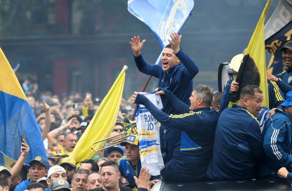 Una multitud acompañó a Juan Riquelme en el banderazo que se hizo en los alrededores de La Bombonera. / Genitleza.