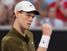 Jannik Sinner se prepara para una semifinal de alto vuelo en el Abierto de Australia.