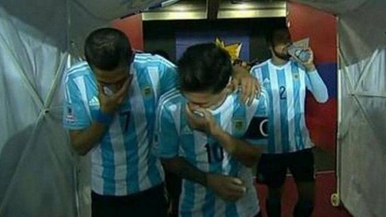 ¿Querés saber qué se dijeron Messi y Di María en el entretiempo del partido contra Paraguay?
