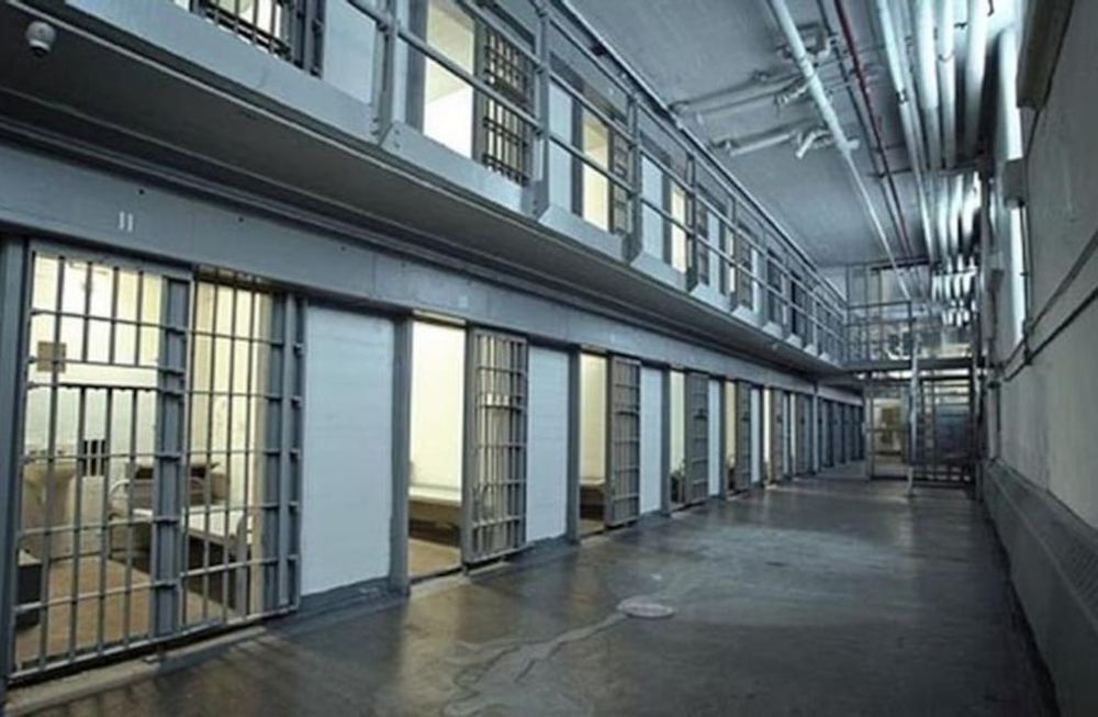 Un criminal fue condenado casi a 200 años de cárcel luego de asesinar a su ex, al novio de la mujer y al propio hijo que el asesino tenía con la chica. Imagen ilustrativa