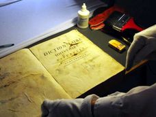 Descubren en la Biblioteca San Martín seis libros que son joyas