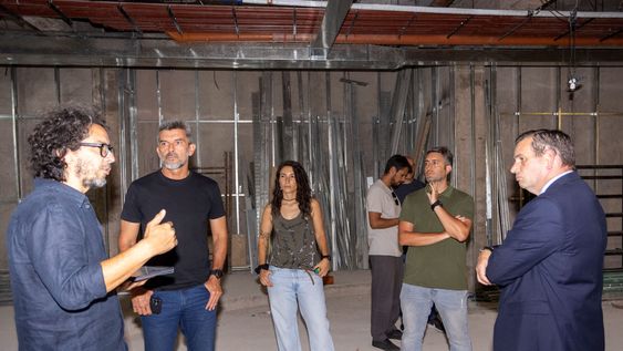 ulpiano suarez recorrio la obra de un nuevo local gastronomico y cultural que potenciara avenida sarmiento