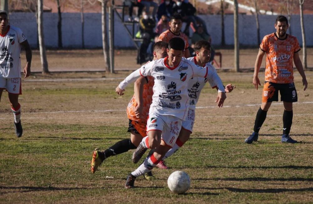 Rivadavia dio el batacazo en el predio de Maipú, se llevó la primera victoria en el torneo y dejó sin invicto y punta al Cruzado.