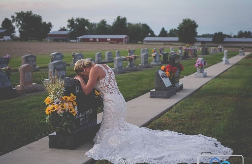 Boda entre tumbas: la novia dio el sí ante su novio muerto el día que iban a casarse