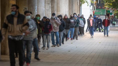 Mayo de 2020, imagen del Correo Central donde se pagaba el Ingreso Familiar de Emergencia, IFE. / Ignacio Blanco-Los Andes cuarentena