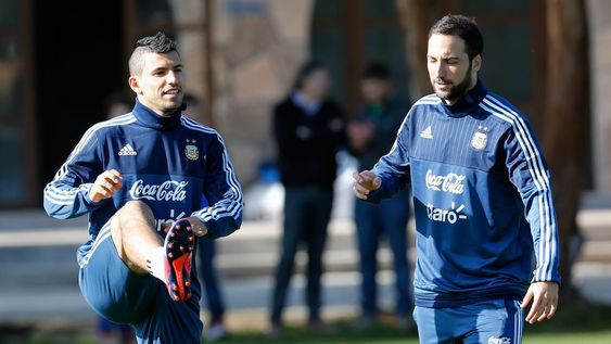 Para Kempes, Higuaín y Agüero no pueden faltar en la Selección argentina