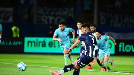 Los Andes | Valoyes no falló desde los 12 pasos y le dio la clasificación a Talleres. / José Gabriel Hernández - La Voz
