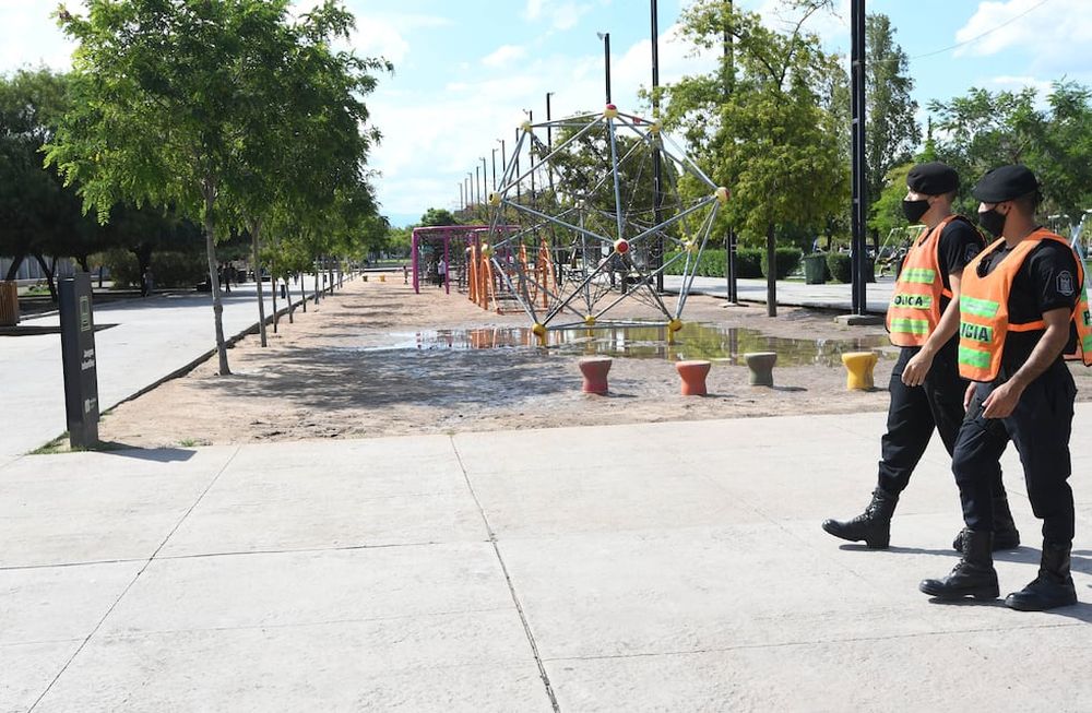 Refuerzo. La Comuna comenzó a pagarles a policías de franco por sus servicios extraordinarios para mejorar la seguridad en un parque ganado por grupos de chicos violentos. Foto: José Gutiérrez / Los Andes.