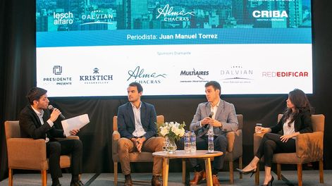 El periodista Juan Manuel Torrez junto a Lucio Campoy Moris, Lucas Gourdy y Leticia Alfaro en Pilares Real Estate. Foto Los Andes