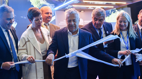 Alfredo Cornejo en la inauguración del stand de Mendoza en la Exposición Internacional de Minería Argentina.