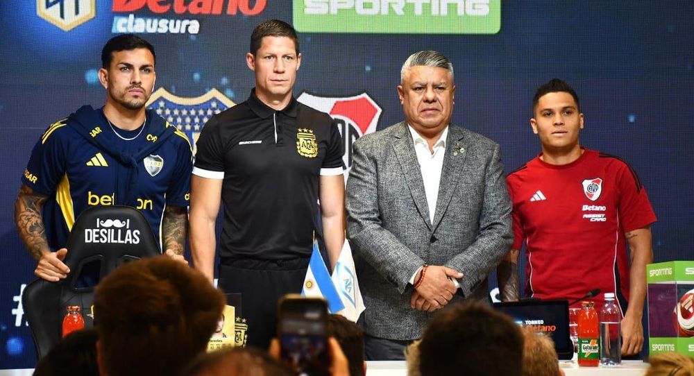 Leandro Paredes, el &aacute;rbitro designado Nicol&aacute;s Ram&iacute;rez, el presidente de AFA, Claudio Tapia y Juan Fernando Quintero, en la previa del Supercl&aacute;sico.
