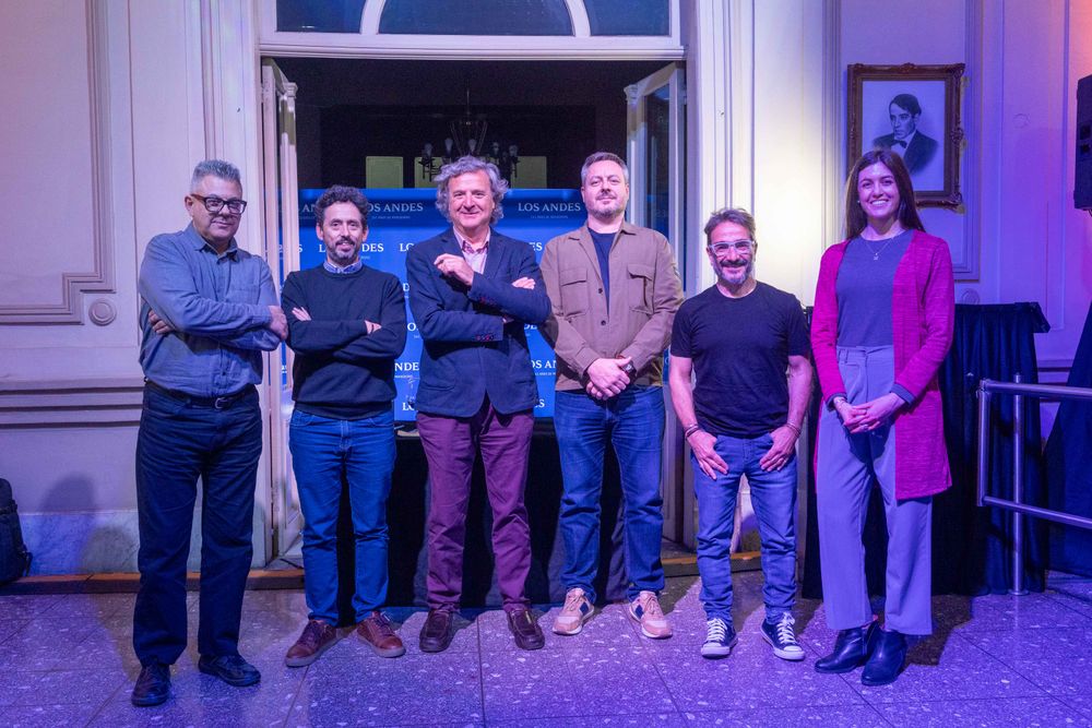 Rubén Valle, Pablo Dellazoppa, Mauricio Llaver, Axel Maldonado, Marcelo Ortega y Andrea Rizzo, en el hall de la casa histórica del diario.