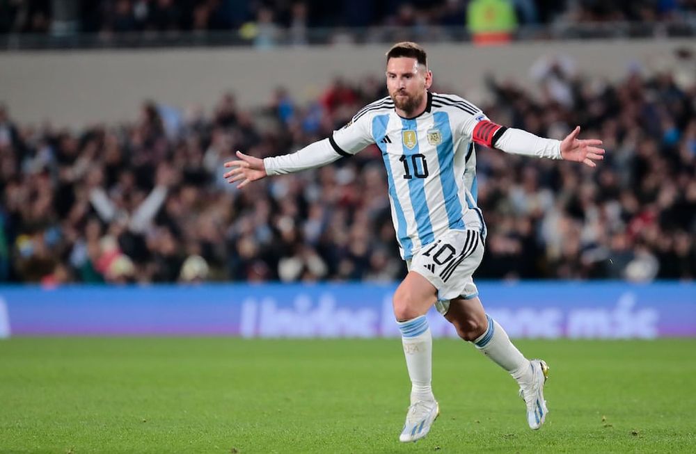 Lionel Messi de Argentina celebra un gol, en un partido de las Eliminatorias Sudamericanas para la Copa Mundial de Fútbol 2026 entre Argentina y Ecuador en el estadio Más Monumental en Buenos Aires (Argentina). EFE/ Luciano González