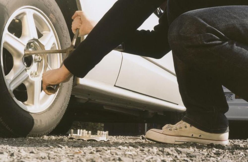 Se paró a cambiar una rueda pinchada en Maipú y le robaron el auto