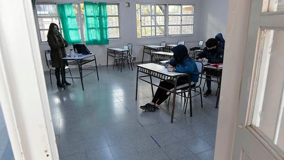 Hasta ahora, el ciclo lectivo se ha desarrollado con las divisiones asistiendo a las escuelas por mitades. Foto: Orlando Pelichotti