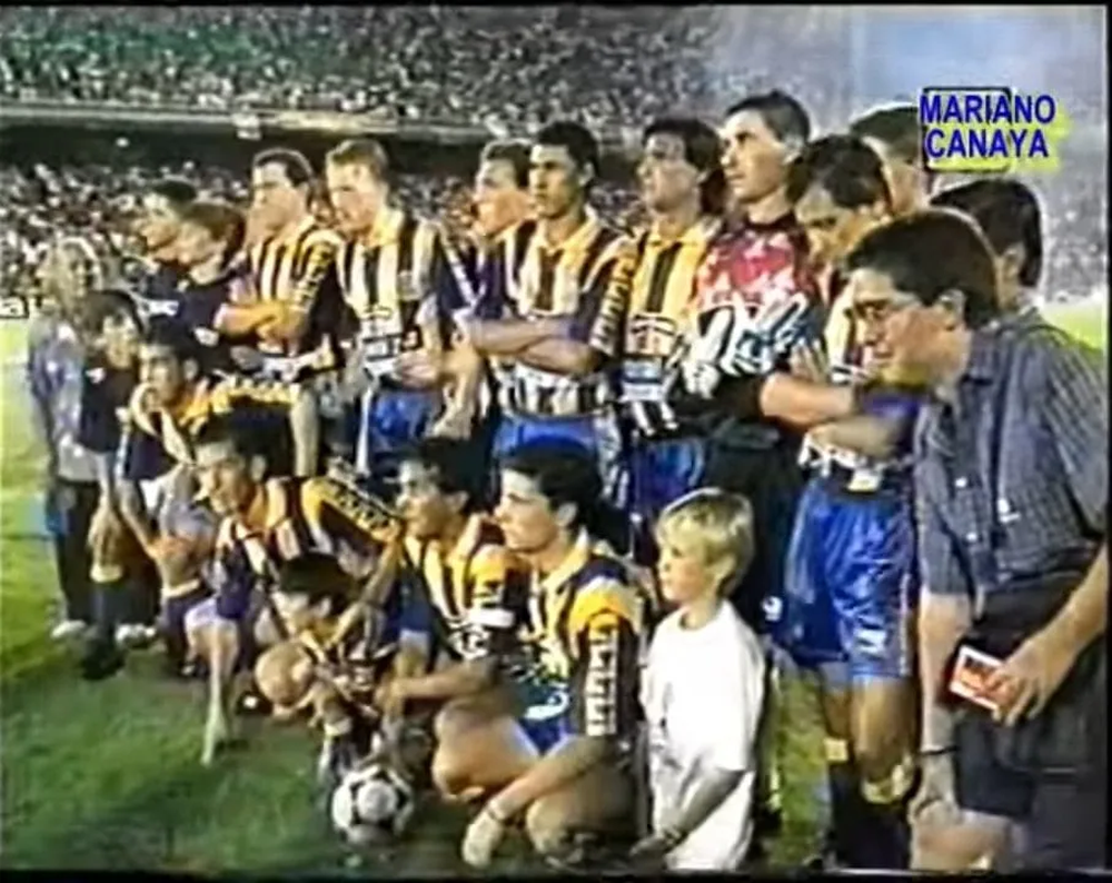 Roberto Abbondanzieri jugando un amistoso con Mario Alberto Kempes.