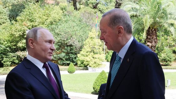 Vladimir Putin y Recep Erdogan, presidentes de Rusia y Turquía respectivamente, se saludan esta mañana al arribo del mandatario turco al balneario ruso de Sochi.