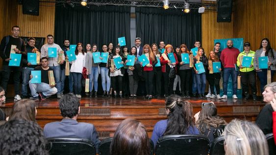 Ulpiano Suarez distinguió a agentes que concursaron cargos