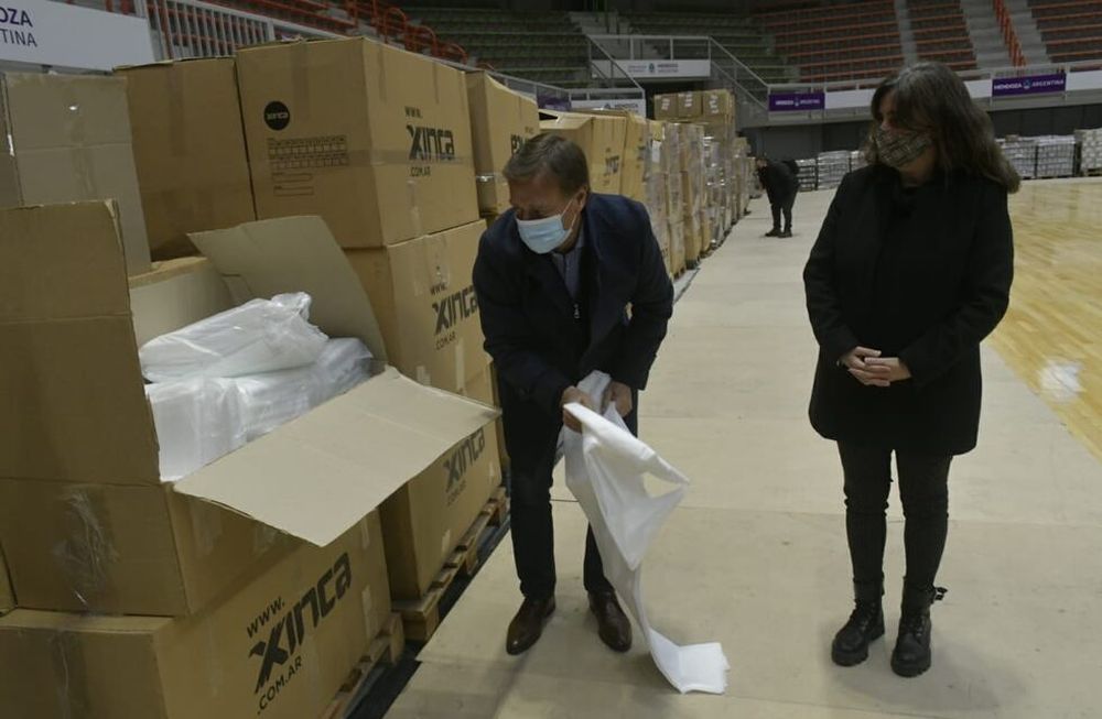 El gobernador Rodolfo Suarez y la ministra de Salud, Ana María Nadal recorrieron el interior del estadio cubierto Aconcagua Arena, donde hay parte de los insumos adquiridos. / Foto: Orlando Pelichotti
