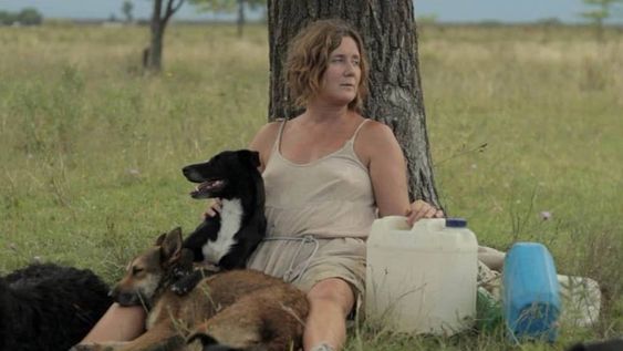 “La mujer de los perros” en MUBI: una película contemplativa, mística y desoladora