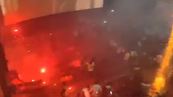 En un video difundido en redes sociales, se ve cómo los atemorizados  espectadores huyen de la sala ante la amenaza de un incendio. Foto: Captura video