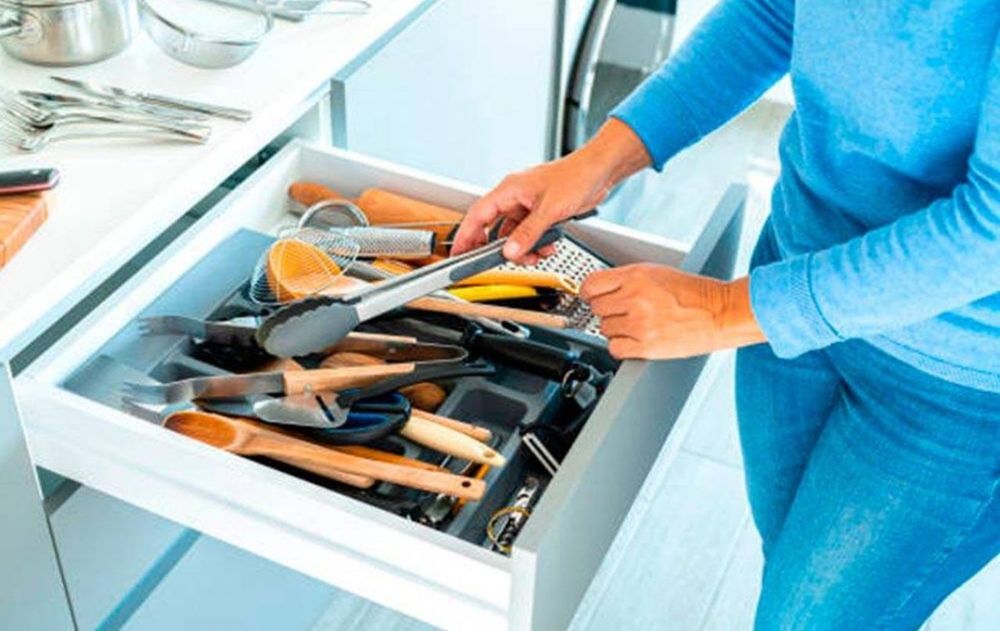 Una acumulación excesiva en el cajón principal de la cocina puede causar hasta problemas de salud.