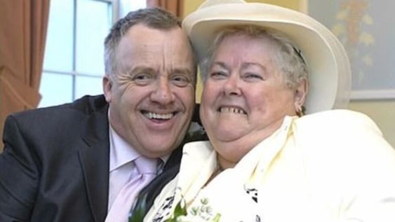 Clive se casó con su suegra que es 30 años mayor que él. Gentileza.