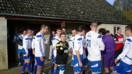 En Francia, un arquero dejó el partido de fútbol para asistir al parto de una vaca