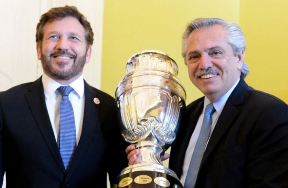 El presidente Alberto Fernández puso en duda la Copa América, mientras que el titular de la Conmebol, Alejandro Domínguez, aseguró que se jugará con o sin público. / archivo
