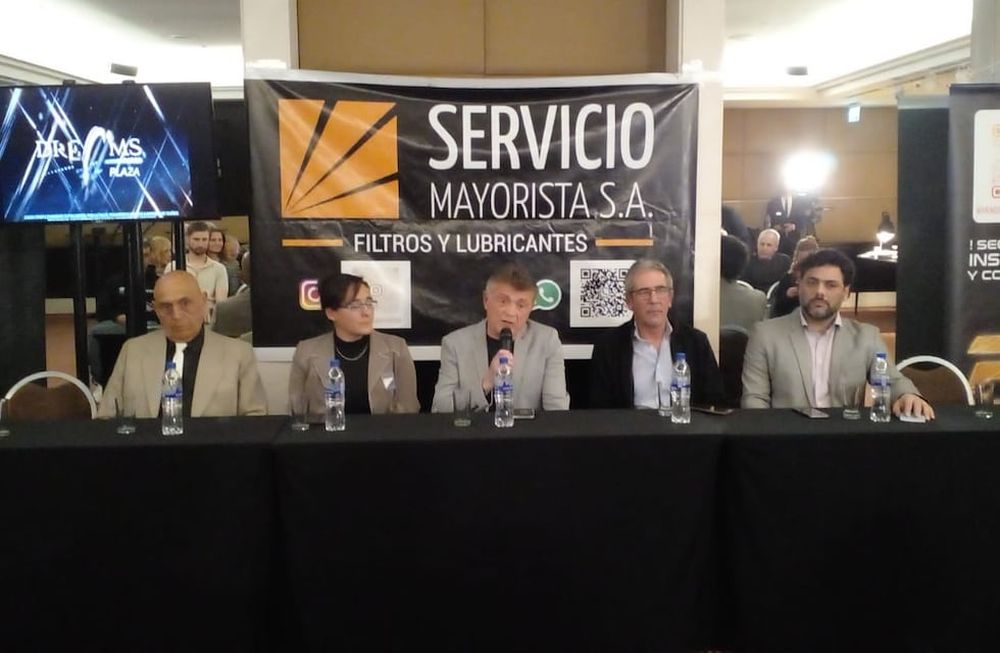 Con la presencia del histórico Oscar Hualpa, Daiana San Román, presidente de la Federación, el promotor Jorge Pandolfino, el Subsecretario de Deportes, Federico Chiapetta y Fabricio Alvacete  del Park Hyatt Mendoza. / Gentileza.