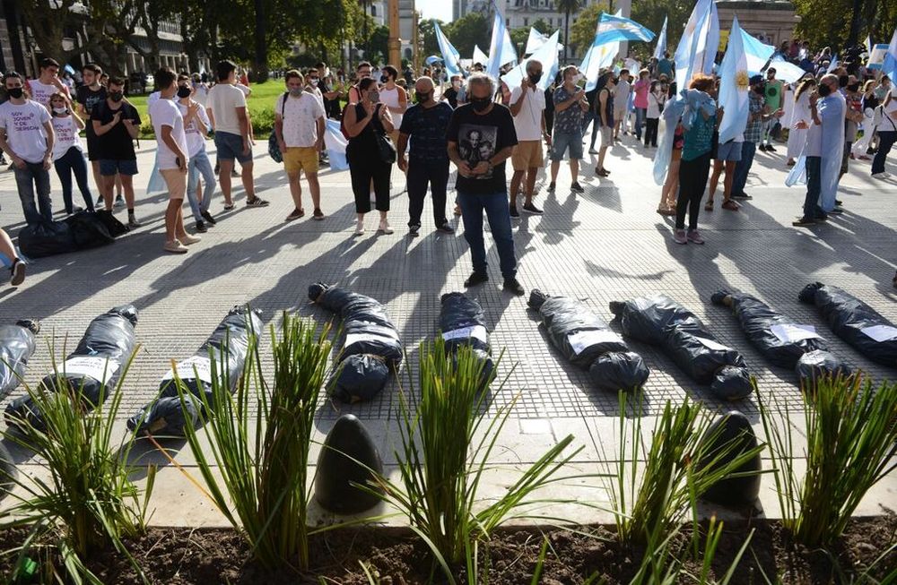 Los manifestantes colocaron 10 bolsas con cadáveres simulando ser dirigentes políticos del oficialismo que recibieron la vacuna.