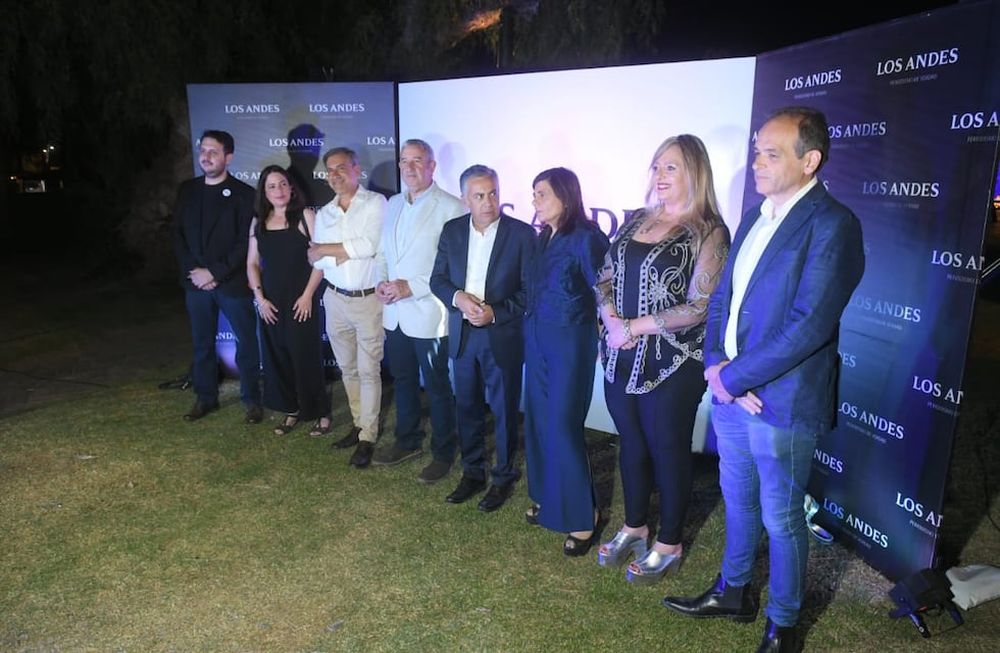Los candidatos a legisladores nacionales y provinciales posaron juntos en la fiesta aniversario de diario Los Andes. Foto: Ignacio Blanco / Los Andes