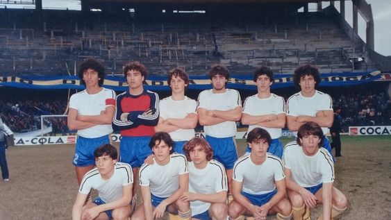 Atlanta jugó con camisetas oscuras y obligó a Boca a usar camisetas claras y con números con fibrón.