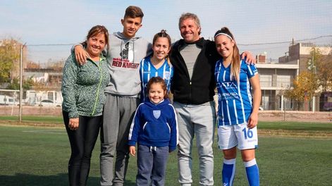 Los Andes | Papá feliz. Un domingo cualquiera, alentando a la chicas. Siempre vamos, cuenta Manuel. La pequeña es Delfina, su nieta.