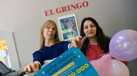 Los Andes | Norma Gelardi y Vanesa Buenanueva, de la Agencia 045 El Gringo, de Maipú, celebran la venta del ticket ganador. Orlando Pelichotti / Los Andes