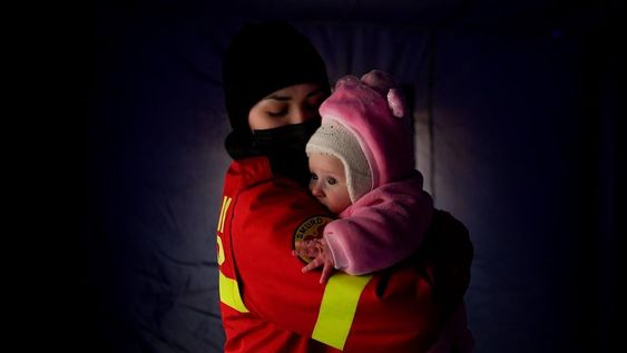 En el subsuelo donde el estruendo hace vibrar los huesos y las madres abrazan a sus hijos para salvarlos y caen con ellos en un musgo de oscuridad, de gritos, de preguntas.