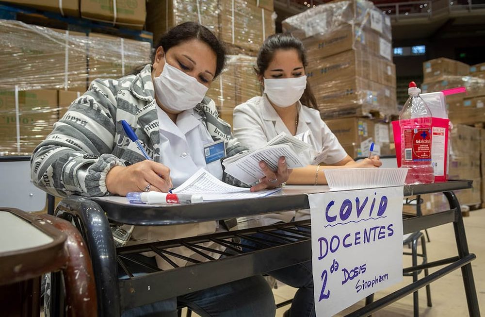 Más allá del error de comunicación, en el sistema formal figuran los datos correctos de los docentes vacunados y los que no lo están. 25% de los trabajadores ya tiene, al menos, la primera dosis. Foto: Ignacio Blanco / Los Andes.