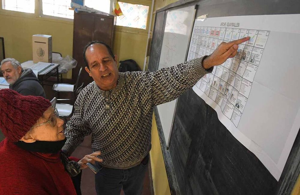 Elecciones provinciales PASO 2023 en la provincia de Mendoza.En la Escuela Rafael Obligado de Guaymallén, Los votantes ingresaban para votar en una mañana electoral tranquila pero fría.Hilda, una abuela de 85 años en el momento de emitir su voto.El Presidente de mesa le explica como votar en la nueva voletaFoto: José Gutierrez / Los Andes