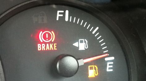 Muchos piensan que es porque está vacío, pero esto es lo que en realidad significa la E en el medidor de nafta