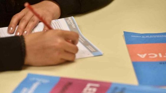 Las pruebas Aprender 2024 están a la vuelta de la esquina para los alumnos de quinto año del secundario. Las pruebas de aprendizaje nacionales que aportan valiosos datos para la gestión educativa se realizarán el 24 de octubre y abarcará a todos los estudiantes de la provincia que se encuentran cursando ese año, tanto en colegios privados como públicos, de ámbitos rurales como urbanos. (La Voz).