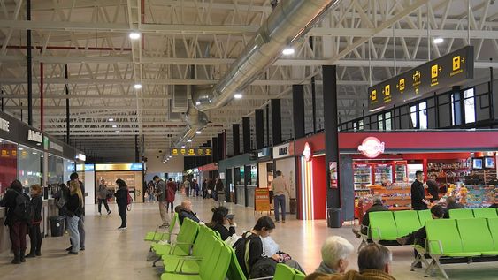El ala Este de la Terminal de ómnibus tiene un centro comercial además de las oficinas de venta de pasajes. / Foto: Marcelo Rolland / Los Andes