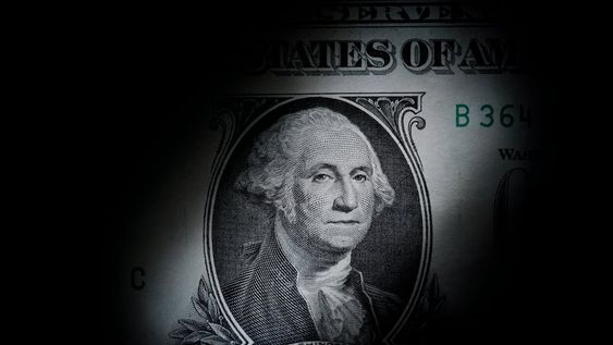 La dinámica del dólar blue refleja la sensibilidad del mercado frente a las políticas económicas gubernamentales y a las expectativas de los inversores.  (Foto AP/Matt Slocum)