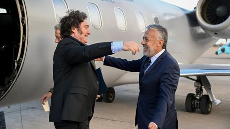 Los Andes | El Gobernador de Mendoza, Alfredo Cornejo, acompañado por la vicegobernadora Hebe Casado, recibió al Presidente de la Nación, Javier Milei, en la IV Brigada Aérea. Foto: Gobierno de Mendoza