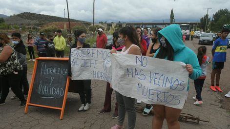 Los Andes | Tragedia en Potrerillos: enojados y dolidos, vecinos cortan la ruta en reclamo de puentes y obras. Foto: Ignacio Blanco / Los Andes.