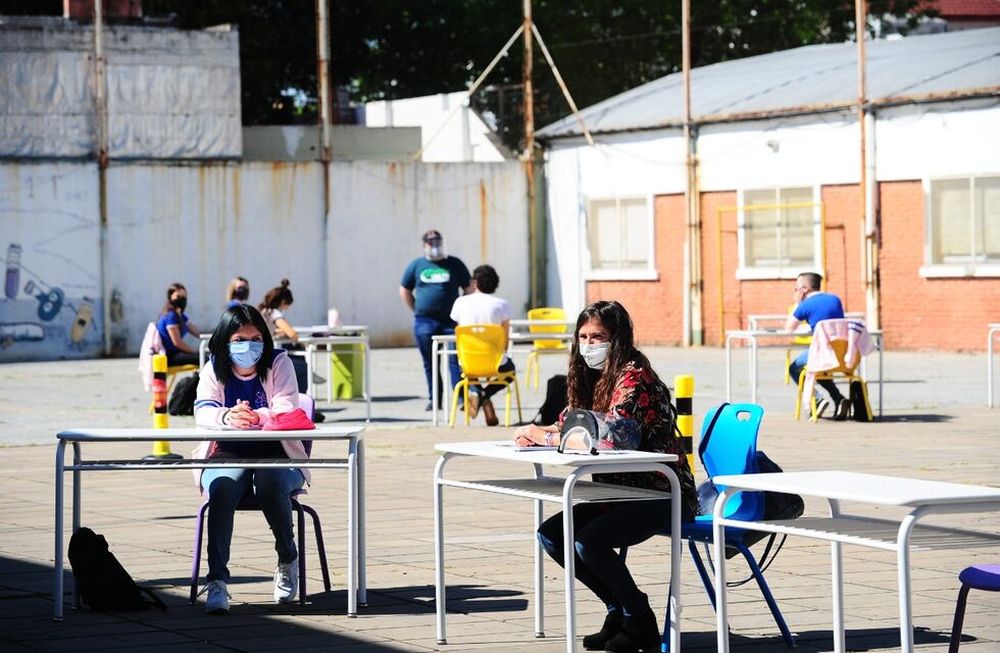 Grupos reducidos y en espacios abiertos: así regresaron a clases alumnos de último año en CABA