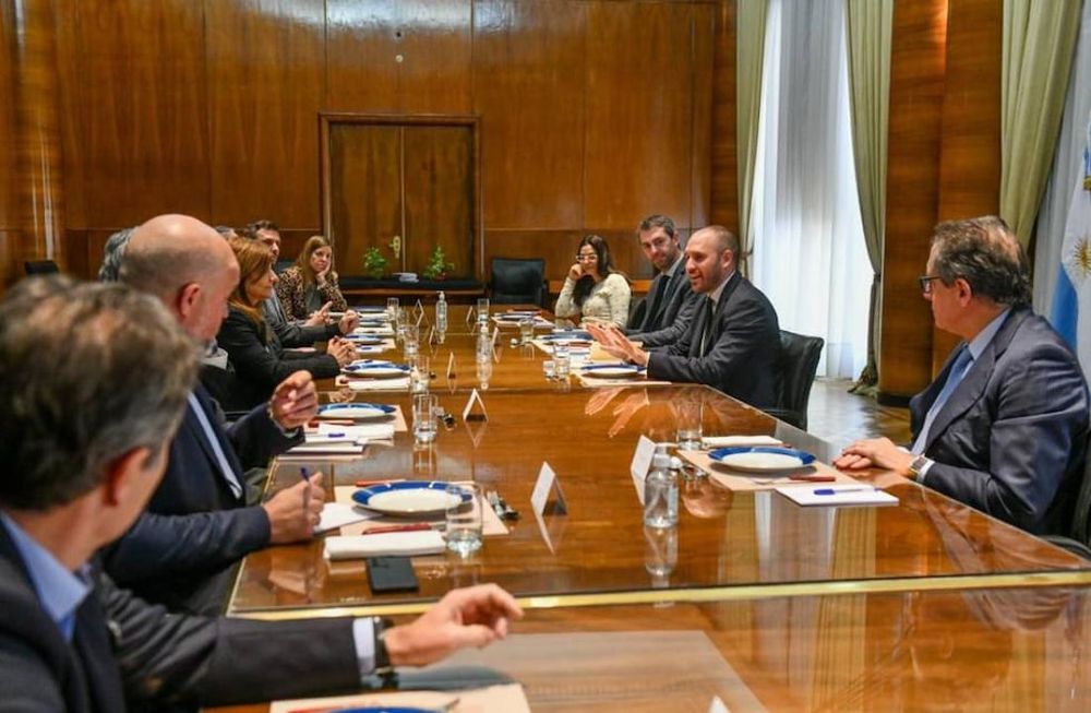 El ministro de Economía, Martín Guzmán; el titular del Banco Central, Miguel Ángel Pesce; y el secretario de Comercio Interior, Guillermo Hang, recibieron el viernes en el Palacio de Hacienda a representantes de empresas de consumo masivo.